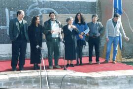 Grupo de personas frente a un muro