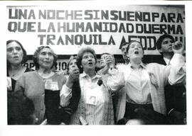 Grupo de mujeres tomadas de las manos