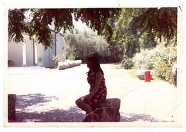 Mujer sentada en un tronco