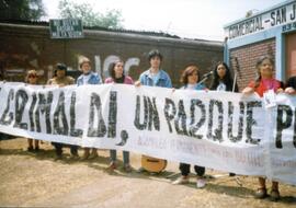 Grupo de personas con lienzo