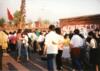 Gente reunida en el exterior de Villa Grimaldi