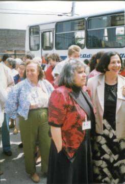 Personas reunidas conversando