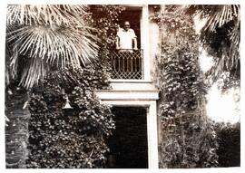 Hombre asomado en un balcón