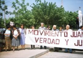 Grupo de personas mayores junto a un lienzo