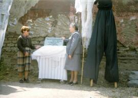 Par de mujeres mostrando una placa