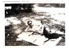 Hombre recostado en el pasto