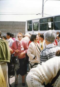 Grupo de mujeres al costado de un bus