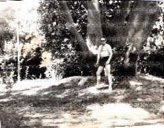 Hombre frente a un árbol