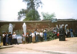 Grupo de personas frente al muro perimetral de Villa Grimaldi