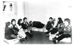 Mujeres agrupadas en una sala
