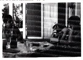 Pareja sentada ante una mesa