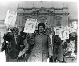 Grupo de mujeres con pancartas con fotografías ¿Dónde están?